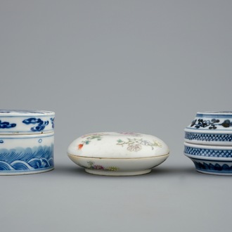 Un lot de 3 boîtes couvertes en porcelaine de Chine famille rose et bleu et blanc, 19ème